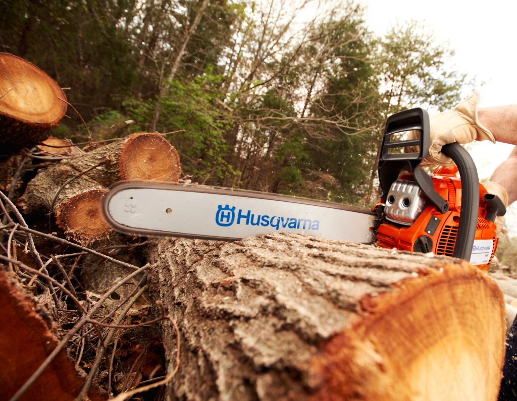Wydajna, lekka, poręczna pilarka łańcuchowa Husqvarna 440 Mark 2 Wydajna, lekka, poręczna pilarka łańcuchowa Husqvarna 440 Mark 2